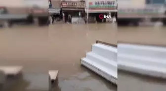 İzmir'i yaz sağanağı vurdu, yollar göle döndü