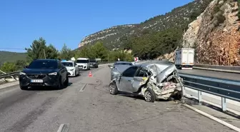 Antalya'da üç aracın karıştığı kaza: 1 ölü, 1 yaralı