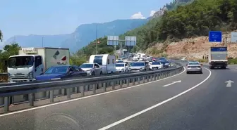 Akyaka'ya Karayolu Kapatıldı, 5 Kilometre Kuyruk Oluştu