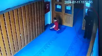 Sultangazi'de Camiye Dadanan Ayakkabı Hırsızı Güvenlik Kamerasına Yakalandı