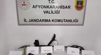 Afyonkarahisar'da Kaçan Şüphelinin Aracında Tarihi Eser Niteliğinde Sikke ve Define Arama Malzemeleri Bulundu