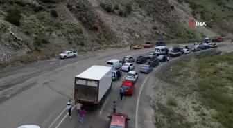 Erzurum - Artvin karayolu heyelan nedeniyle trafiğe kapandı