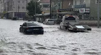 Karaman'da Sağanak Yağış Sonucu Su Baskınları ve Araç Mahsur Kalması