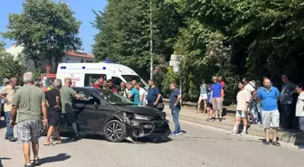 Zonguldak'ta Ambulansı Sollamaya Çalışan Otomobil Takla Attı: 2 Yaralı