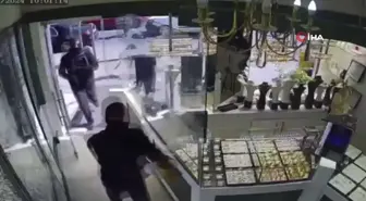 Sancaktepe'de kuyumcudaki silahlı soygun anları kamerada