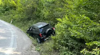 Sinop'ta cip şarampole düştü, sürücü yaralandı