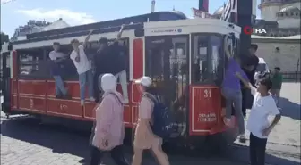 Beyoğlu'nda nostaljik tramvaydaki tehlikeli yolculuk kamerada