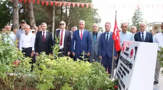 TEMAD Genel Başkanı Hamza Dürgen ve beraberindekiler Şehit Ömer Halisdemir'in kabrini ziyaret etti