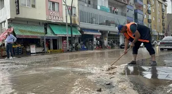 Şebinkarahisar'da Sağanak Yağış Sonucu İş Yerleri Su Altında Kaldı