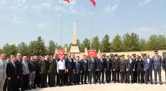 Mardin'de 15 Temmuz Demokrasi ve Milli Birlik Günü etkinlikleri kapsamında Selen Kışlası'ndaki şehitlik ziyaret edildi