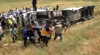 Muş'ta çimento taşıma aracı şarampole yuvarlandı, bir kişi yaralandı