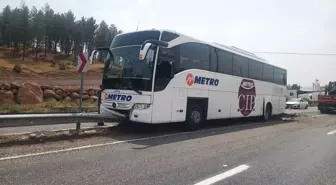 Siirt'te Yolcu Otobüsü Bariyerlere Çarptı