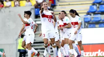 A Milli Kadın Futbol Takımı, Macaristan'ı 4-1 yenerek play-off'larda mücadele etmeyi garantiledi