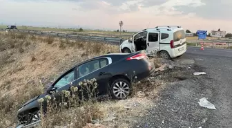 Diyarbakır'ın Eğil ilçesinde otomobil ile hafif ticari araç çarpıştı: 4 yaralı