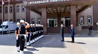 Diyarbakır Valisi Murat Zorluoğlu, İl Emniyet Müdürlüğü ve İl Jandarma Komutanlığını ziyaret etti