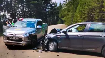 Kastamonu'da kamyonet ile otomobil çarpıştı: 3 yaralı