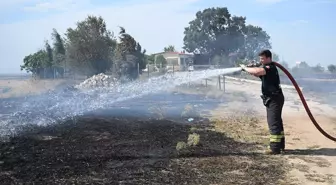 Edirne'de biçilmiş buğday tarlasından çıkan yangın söndürüldü