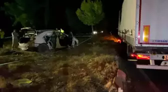Adıyaman'da Tır ile Otomobil Çarpışması Sonucu 1 Kişi Öldü, 3 Kişi Ağır Yaralandı