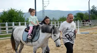 Kastamonu Daday'da Atlı Terapi ve Model Binicilik Merkezi Çocukların Gelişimine Katkı Sağlıyor