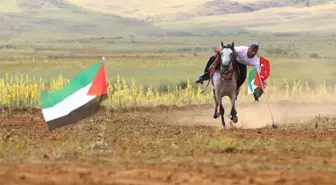 At Yarışı Sporcuları İsrail'in Gazze'ye Saldırılarını Protesto Ediyor