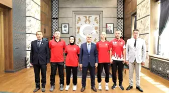 Niğde Valisi Cahit Çelik, Badminton FZ FORZA HEBAR U17 OPEN turnuvasında Niğde'yi temsil eden sporcuları kabul etti