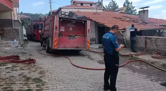 Çorum'un Bayat ilçesinde evde çıkan yangında anne ve oğlu dumandan etkilendi