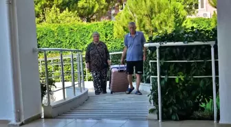 Emekliler Antalya'da Ücretsiz Tatilin Keyfini Çıkarıyor