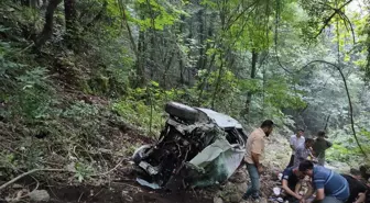 Hatay'ın Payas ilçesinde otomobil uçuruma yuvarlandı, 2 kişi yaralandı