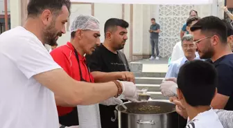 Ağrı'da Hayırsever Aile Türk Kızılay ile İşbirliği Yaparak 3 Bin 500 Kişiye Aşure Dağıttı