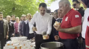 Bakan Kurum, cuma sonrası vatandaşlara aşure ikram etti