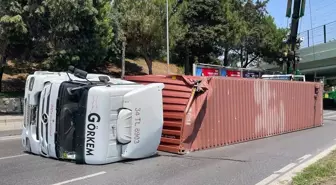 Bakırköy'de tırın alt geçide çarpmasıyla yol trafiğe kapatıldı