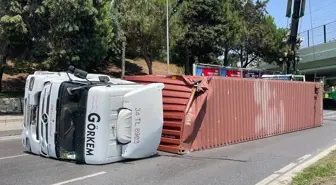 Bakırköy'de tırın alt geçide çarpması sonucu yol açıldı