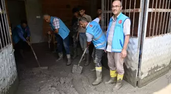 Erzurum'da din görevlileri selzedelere yardım ediyor