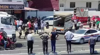 Motosiklet kamyonete çarptı, fırlayan yolcuyu da başka araç ezdi: 2 yaralı