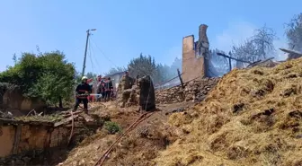 Sakarya'da çıkan yangında 2 ahşap ev ve 1 samanlık kullanılamaz hale geldi