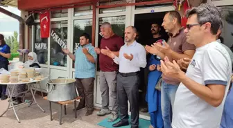 Kayseri'nin Sarıoğlan ilçesinde hayırsever Ayşe Samioğlu tarafından vatandaşlara aşure dağıtıldı