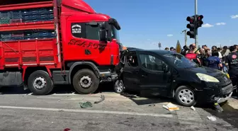 Bolvadin'de 5 aracın karıştığı zincirleme trafik kazasında 4 kişi yaralandı