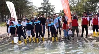 Damsa Barajı'na 350 Bin Yavru Sazan Balığı Bırakıldı