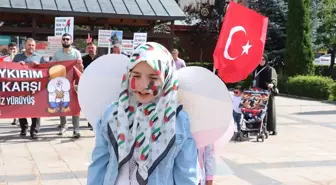 Erzurum'da İsrail'in Gazze'ye yönelik saldırılarını protesto eden sağlık çalışanları sessiz yürüyüşlerini sürdürüyor