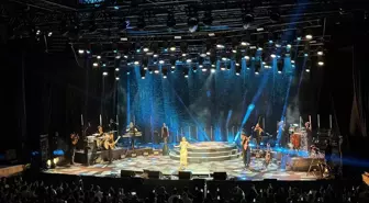 Göksel, Harbiye Cemil Topuzlu Açıkhava Tiyatrosu'nda konser verdi