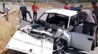 Elazığ'da kafa kafaya çarpışan otomobillerde 3 kişi yaralandı