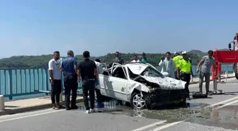 Göle düşen otomobildekilere saatlerdir ulaşılamayınca bir yakını göle atlamak istedi