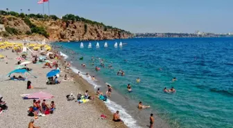 Antalya'da Sıcak Hava ve Nem Sahillerde Yoğunluk Oluşturdu