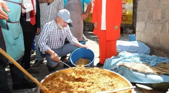 Kocasinan Belediye Başkanı Ahmet Çolakbayrakdar, Obruk Mahallesi'nde pilav şenliğinde vatandaşlarla buluştu