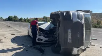 Bingöl'ün Genç ilçesinde kamyonet ile otomobilin çarpıştığı kazada 5 kişi yaralandı