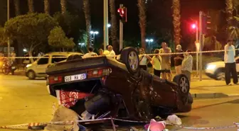 Antalya'da ışıklı kavşakta meydana gelen trafik kazasında takla atan otomobil hurdaya döndü