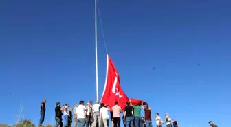 Erzurum'un Tortum ilçesinde şehit öğretmenler için bayrak direği dikildi