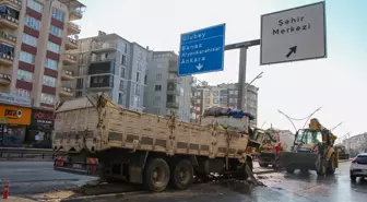 Uşak'ta Karpuz Yüklü Kamyonun Direğe Çarpması Sonucu Sürücü Hayatını Kaybetti