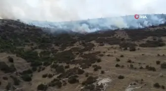 Afyonkarahisar'da ot ve çalıların bulunduğu dağlık alanda yangın çıktı