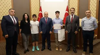 Artvin Valisi Cengiz Ünsal, LGS'de dereceye giren öğrencileri kutladı